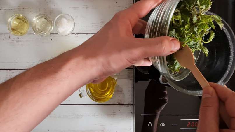 Olja av nässlor erhållen genom överföring och användning av bain-marie, foto 2