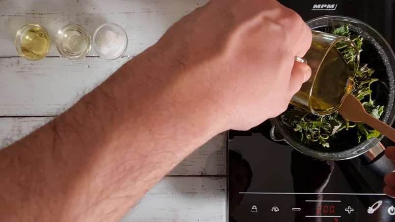 Olja av nässlor erhållen genom överföring och användning av bain-marie, foto 3