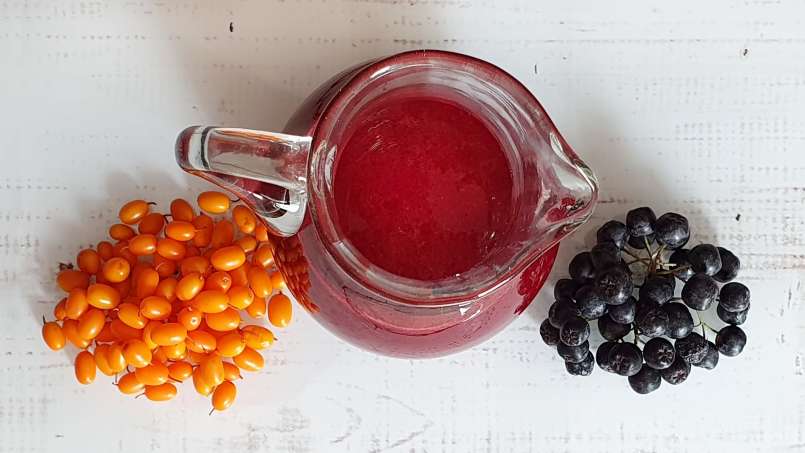 Energigivande havtorns- och aroniajuice med ingefära, lime och honung, foto 3