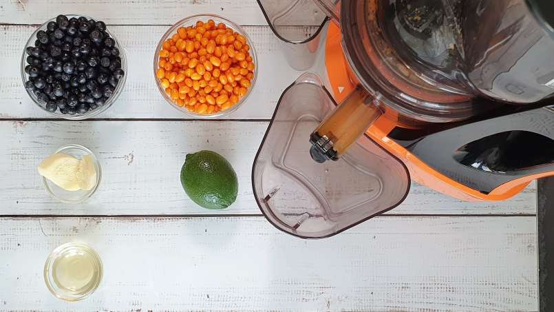 Energigivande havtorns- och aroniajuice med ingefära, lime och honung, foto 6