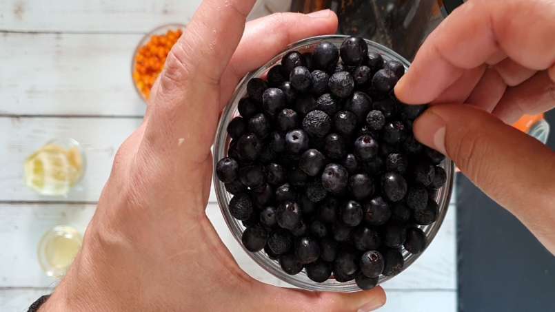 Energigivande havtorns- och aroniajuice med ingefära, lime och honung, foto 9