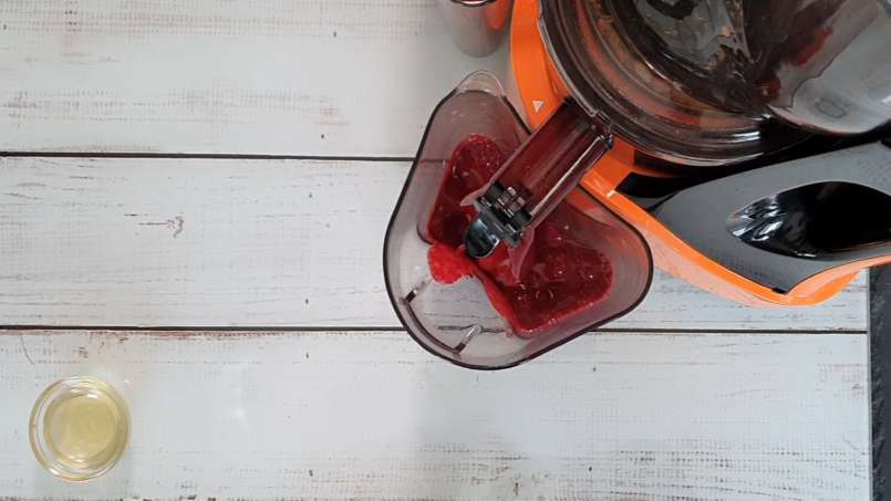 Energigivande havtorns- och aroniajuice med ingefära, lime och honung, foto 11